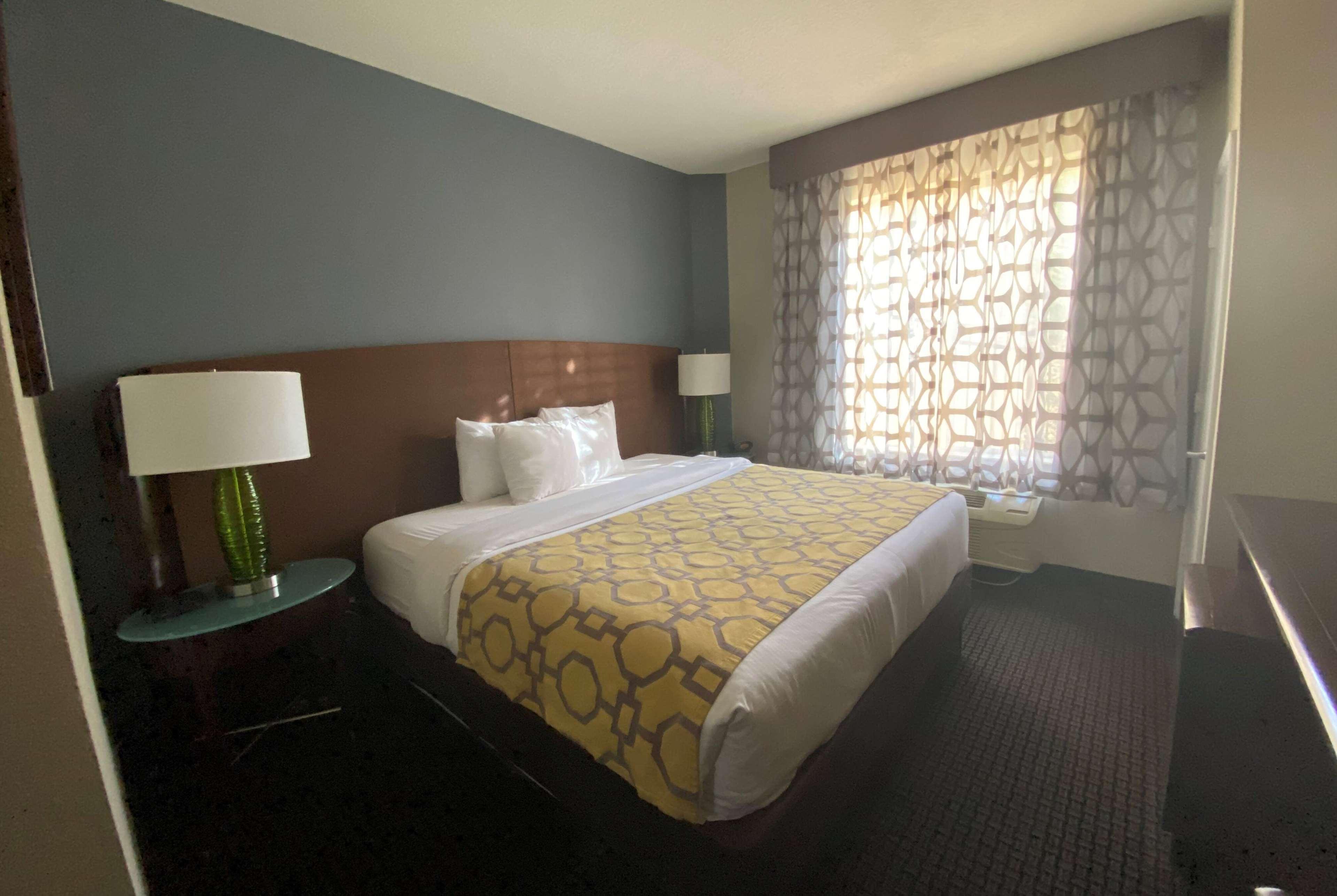 Baymont By Wyndham Colorado Springs Hotel Exterior photo