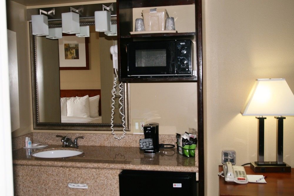Baymont By Wyndham Colorado Springs Hotel Exterior photo
